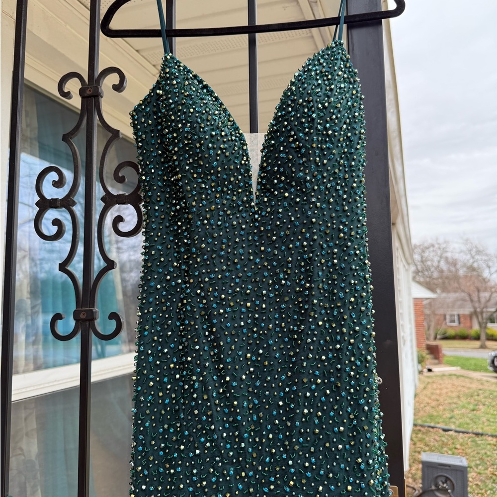 Elegant Green Evening Gown - Picture 4 of 16